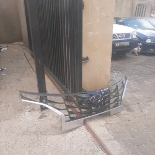 Hyundai Tucson 2022-2024 model front grill please contact lucas on 0843018577