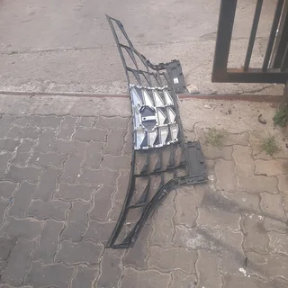 Hyundai Tucson 2022-2024 model front grill please contact lucas on 0843018577