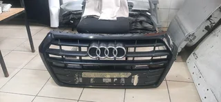 Audi Q5 2017-2023 model front grill please contact lucas on 0843018577