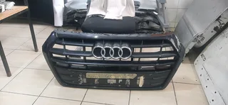 Audi Q5 2017-2023 model front grill please contact lucas on 0843018577