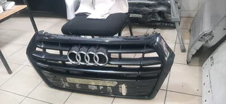 Audi Q5 2017-2023 model front grill please contact lucas on 0843018577