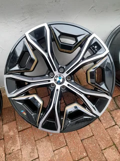22" BMW ix Oem mags