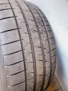 20/21&#39; Bmw G90 M5 Oem mags and tyres