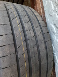 20&#34; BMW g45 g70 i7 go1 Oem mags and tyres