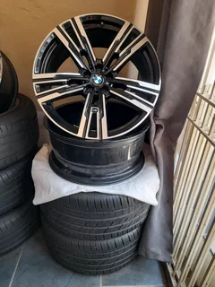 21&#34; BMW g70 i7 g45 Oem mags and tyres