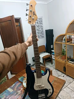 Bass Guitar – “Jazzy” Precision-Style | Great Beginner Instrument | Ready to Play