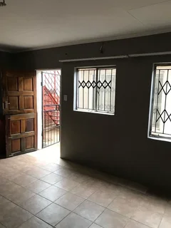 Bachelor Flat to Rent in Clayville Ext. 27