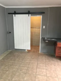 Bachelor Flat to Rent in Clayville Ext. 27