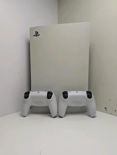 SONY PS5 GAMING CONSOLE &#43; 2 CONTROLLERS. DISC EDITION