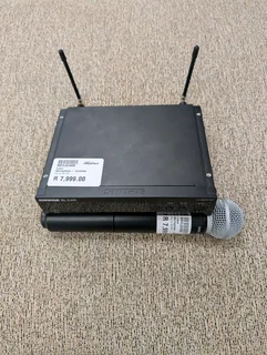 SHURE BLX4R WIRELESS MICROPHONE &#43; SM58 HANDHELD MICROPHONE