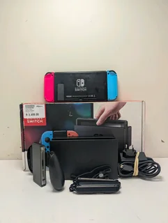 NINTENDO SWITCH HANDHELD GAMING CONSOLE - V1