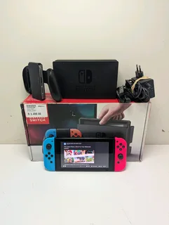 NINTENDO SWITCH HANDHELD GAMING CONSOLE - V1