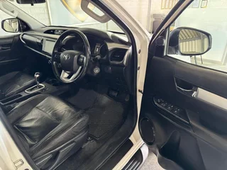 2017 TOYOTA HILUX 2.8 GD-6 RAIDER 4X4 A/T P/U D/C