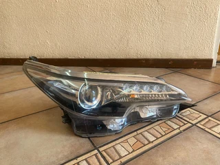 2018 Toyota fortuner right front headlight