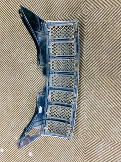 Jeep grand Cherokee front grill for sale in good condition