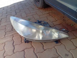 Peugeot 207 right headlight for sale in good condition