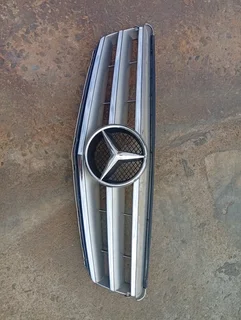 Mercedes Benz w204 front grill in good condition