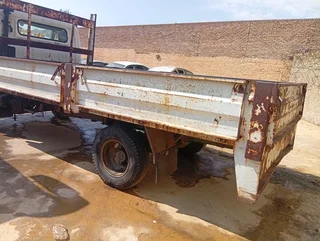 Mitsubishi canter PKNGE 68 2.4 LWB 3T  stripping for spares