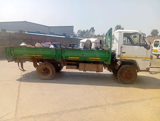 Isuzu npr truck  ade stripping for spares