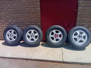 Hyundai santafe  4 set of 16inch  rims and tyres 4 holes