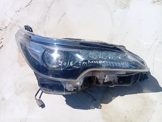 2018 Toyota fortuner right headlight