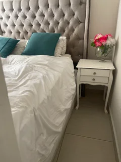 Hi I’m looking for a young professional looking to share an apartment the room is fully furnished an