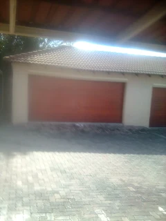 Beautiful three bed loft apartment overlooking the golf course in Sandringham, JHB