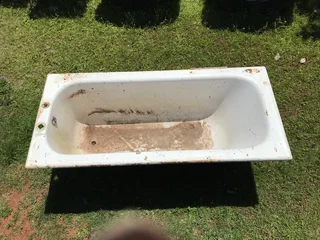 CAST IRON BATHTUB