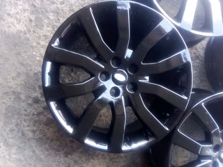 20 inch clean original Landrover mag rims in a very good condition as good as new