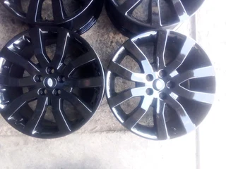20 inch clean original Landrover mag rims in a very good condition as good as new