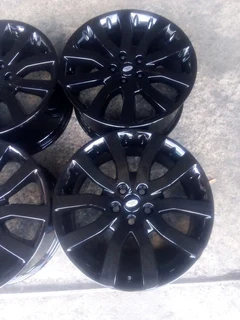 20 inch clean original Landrover mag rims in a very good condition as good as new