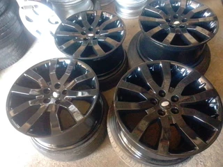 We are selling a set of clean original 20 inch range rover mag rims in a very good condition