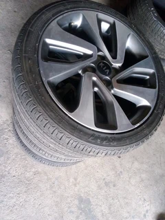17 inch original ki a rio mag rims with 90% tyres
