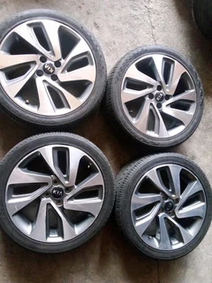 17 inch original ki a rio mag rims with 90% tyres