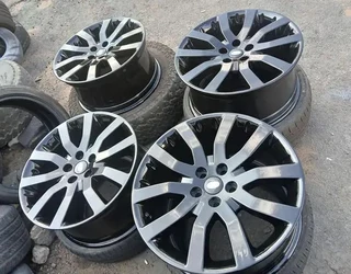 We are selling a set of 20 clean original range rover mag rims in a very good condition.