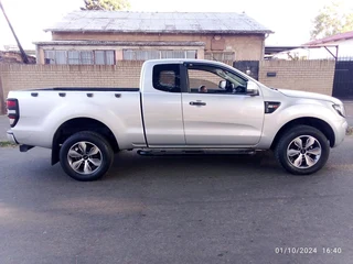 Selling 2015 clean ford ranger bakkie 3 2 litter 6 forwad in a very good condition,