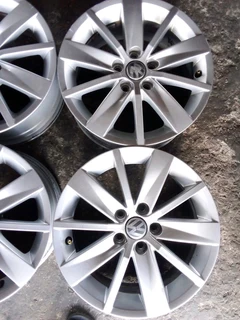 We are selling a set of clean 15 inch original Polo TSI mag rims