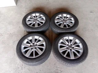 16 inch original Hyundai accent mag rims all clean with 90% new tyres kumho as good as new what you