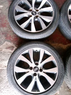 16 inch original Hyundai accent mag rims all clean with 90% new tyres kumho as good as new what you