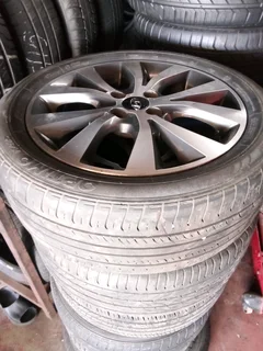 16 inch original Hyundai accent mag rims all clean with 90% new tyres kumho as good as new what you