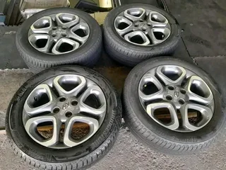 We are selling a set of clean 16 inch original Hyundai i20 mag rims with tyres