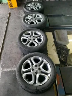 We are selling a set of clean 16 inch original Hyundai i20 mag rims with tyres
