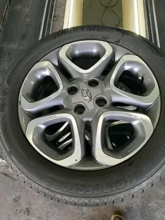 We are selling a set of clean 16 inch original Hyundai i20 mag rims with tyres