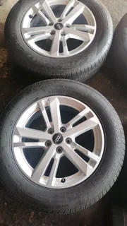 We are selling a set of clean original 17 inch Audi Q3 mag rims with good quality tyres