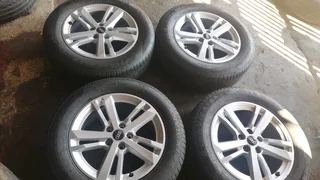 We are selling a set of clean original 17 inch Audi Q3 mag rims with good quality tyres