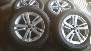 We are selling a set of clean original 17 inch Audi Q3 mag rims with good quality tyres