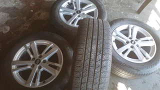 We are selling a set of clean original 17 inch Audi Q3 mag rims with good quality tyres