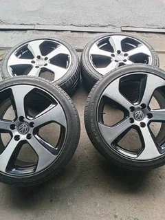 Selling clean as good as new 18 inch original VW Golf wheels with 80% tyres in a very good condition