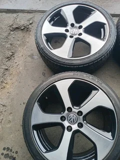 Selling clean as good as new 18 inch original VW Golf wheels with 80% tyres in a very good condition