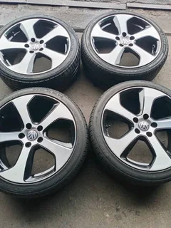 Selling clean as good as new 18 inch original VW Golf wheels with 80% tyres in a very good condition